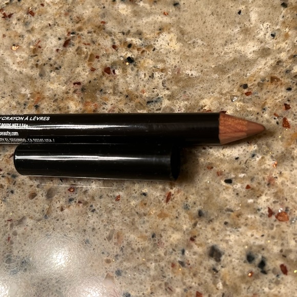 GXVE Beauty by Gwen Stefani Anaheim Line Clean Waterproof Lip Liner - Picture 4 of 5